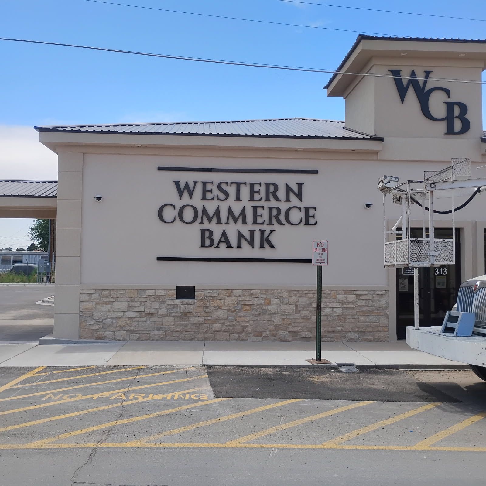 A white building with a sign that says western commerce bank