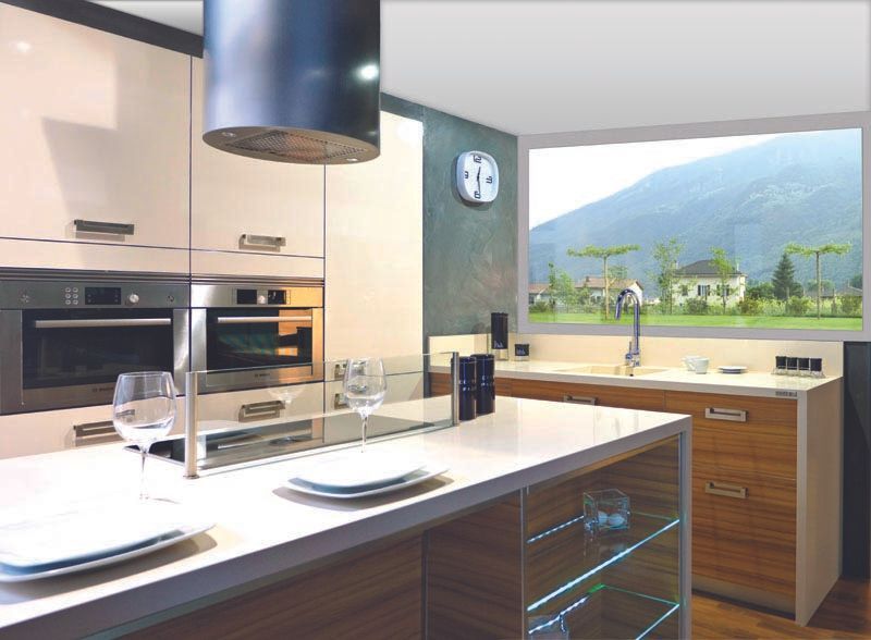 Cocina moderna con isla, electrodomésticos de acero inoxidable y vista a las montañas.