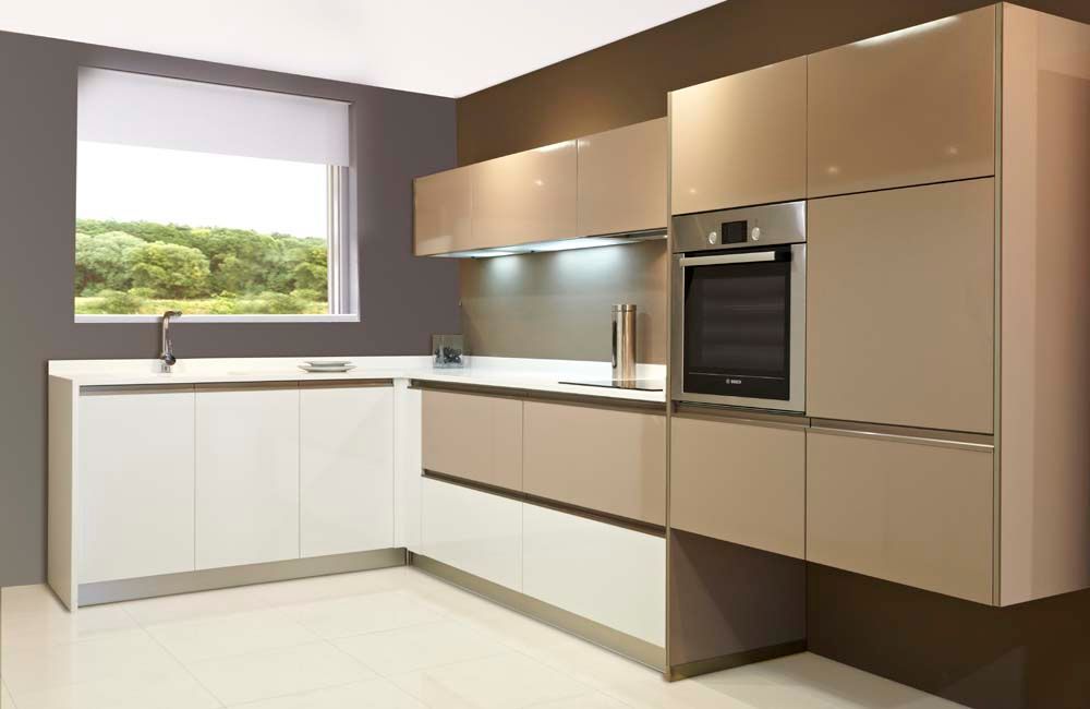 Cocina moderna con gabinetes beige y blancos, electrodomésticos de acero inoxidable y una ventana.