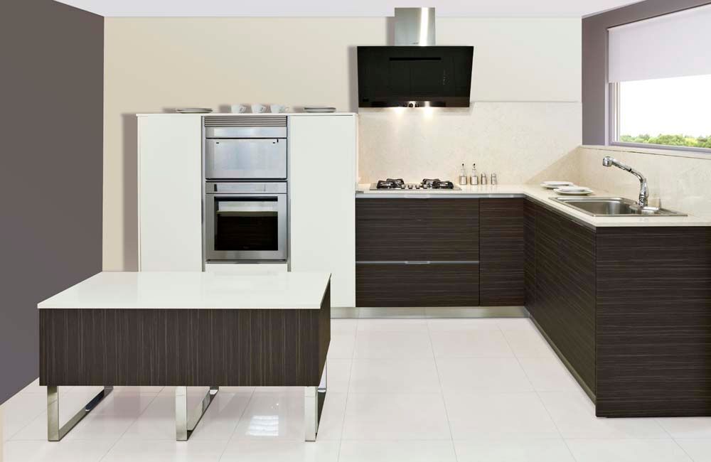 Cocina moderna con gabinetes blancos y marrones, electrodomésticos de acero inoxidable y una isla central.