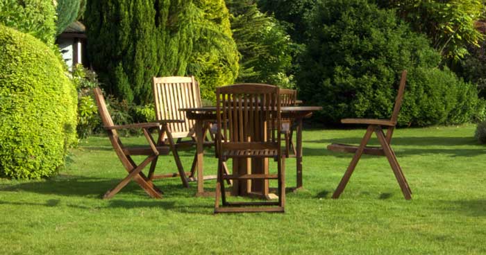 Muebles de madera en el exterior