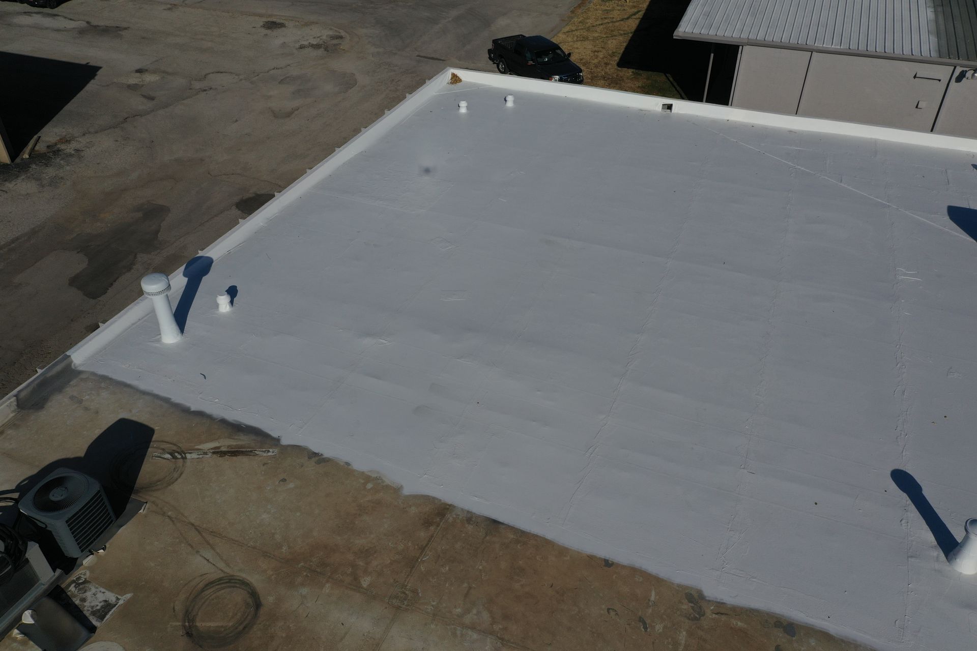 An aerial view of a roof with a white roof.