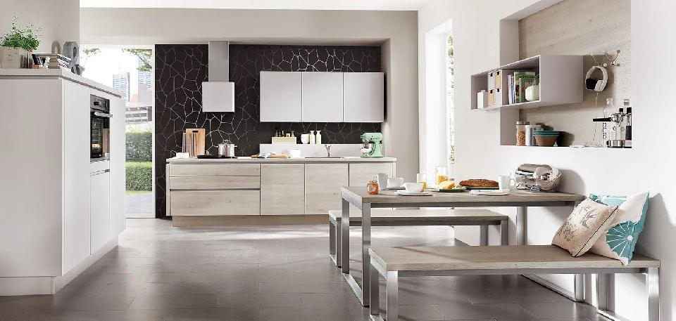 Cucina moderna legno chiaro e parete scura