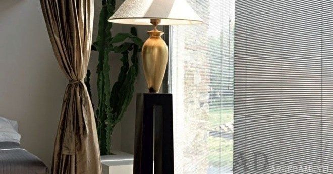 Abat-jour dorata su piedistallo