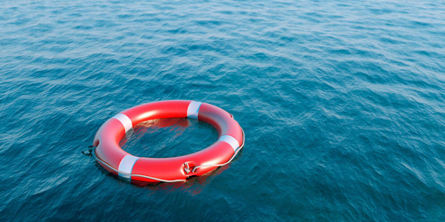Спасательный круг в море. Спасательный круг. Спасательный круг на воде. Море в круге. Спасательный круг на воде красиво.