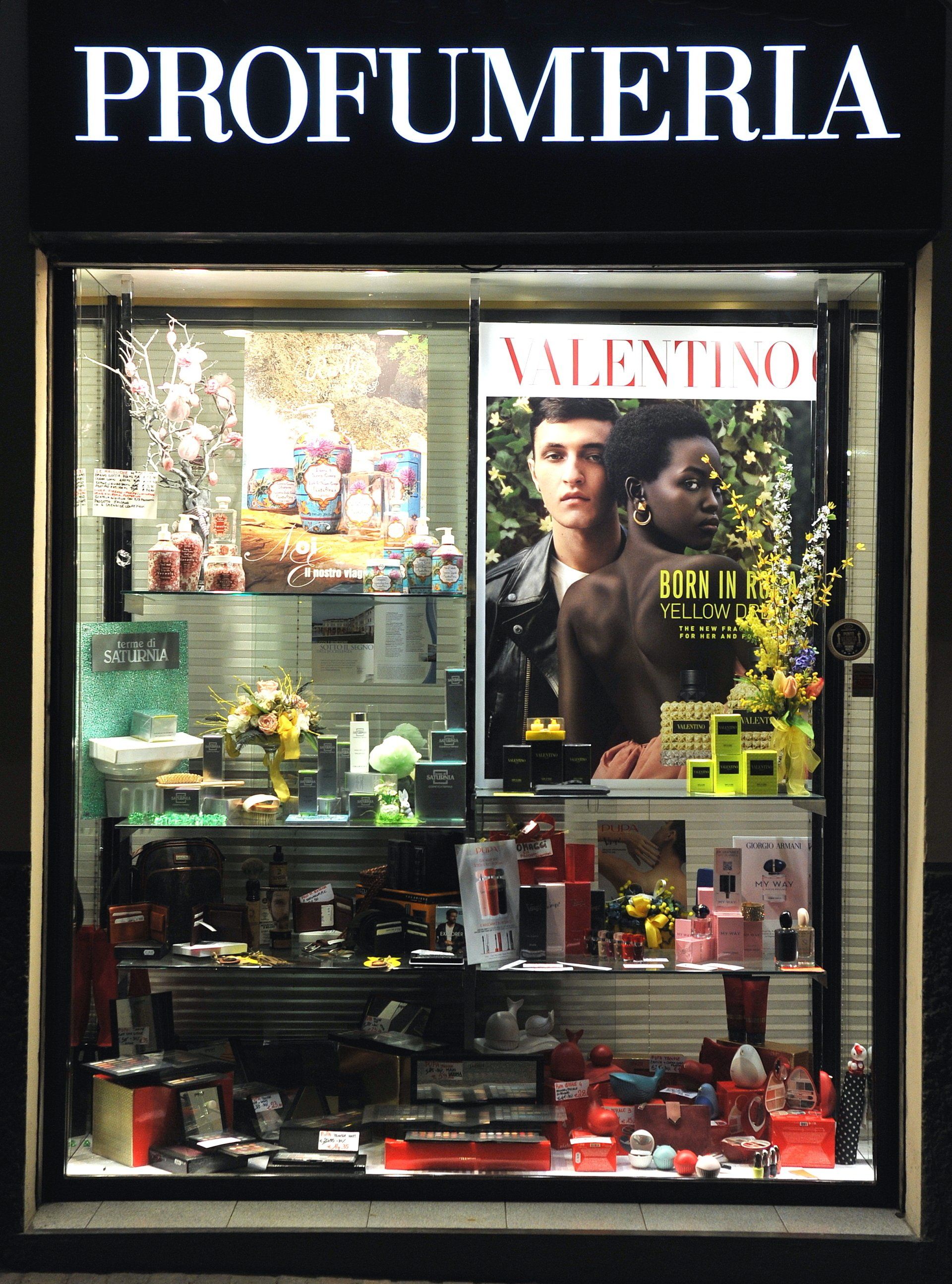 Vetrina profumeria Biagini