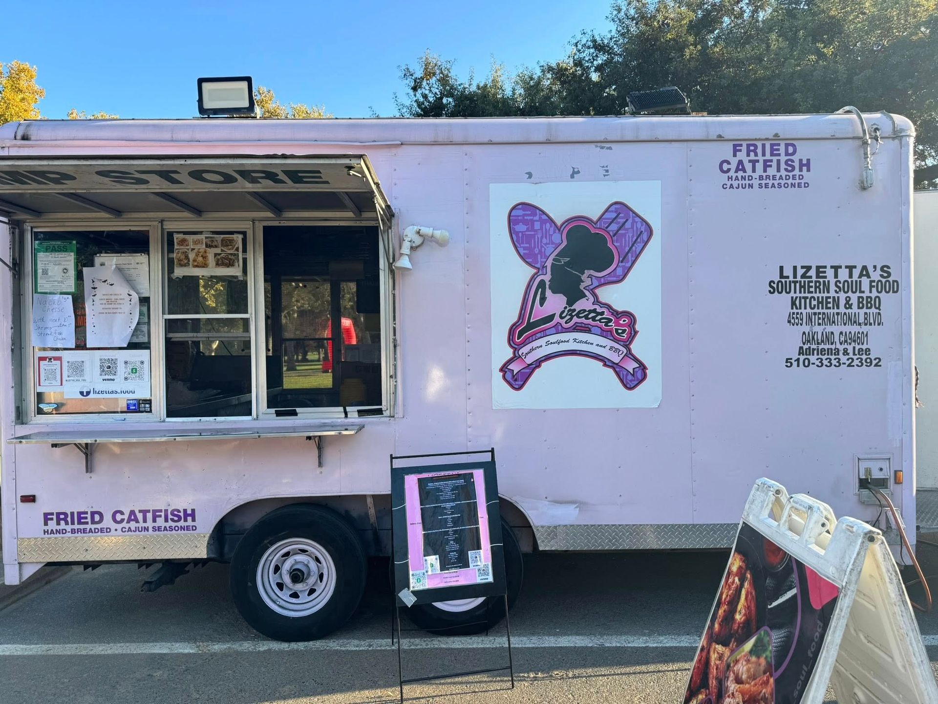 Pink food truck, 