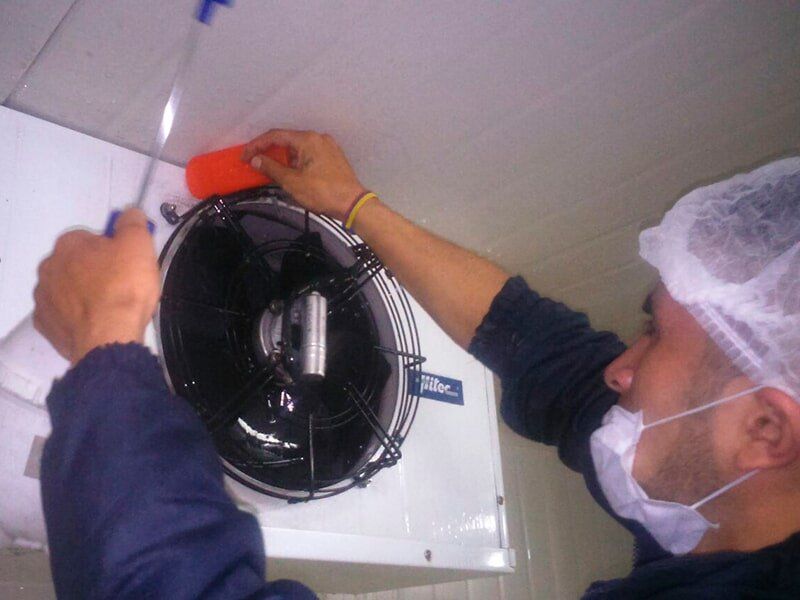 Servimatec S.A.S.  hombre reparando aire acondicionado