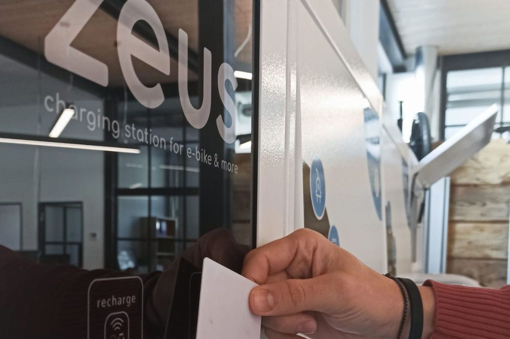 colonnina di ricarica bici con tessera