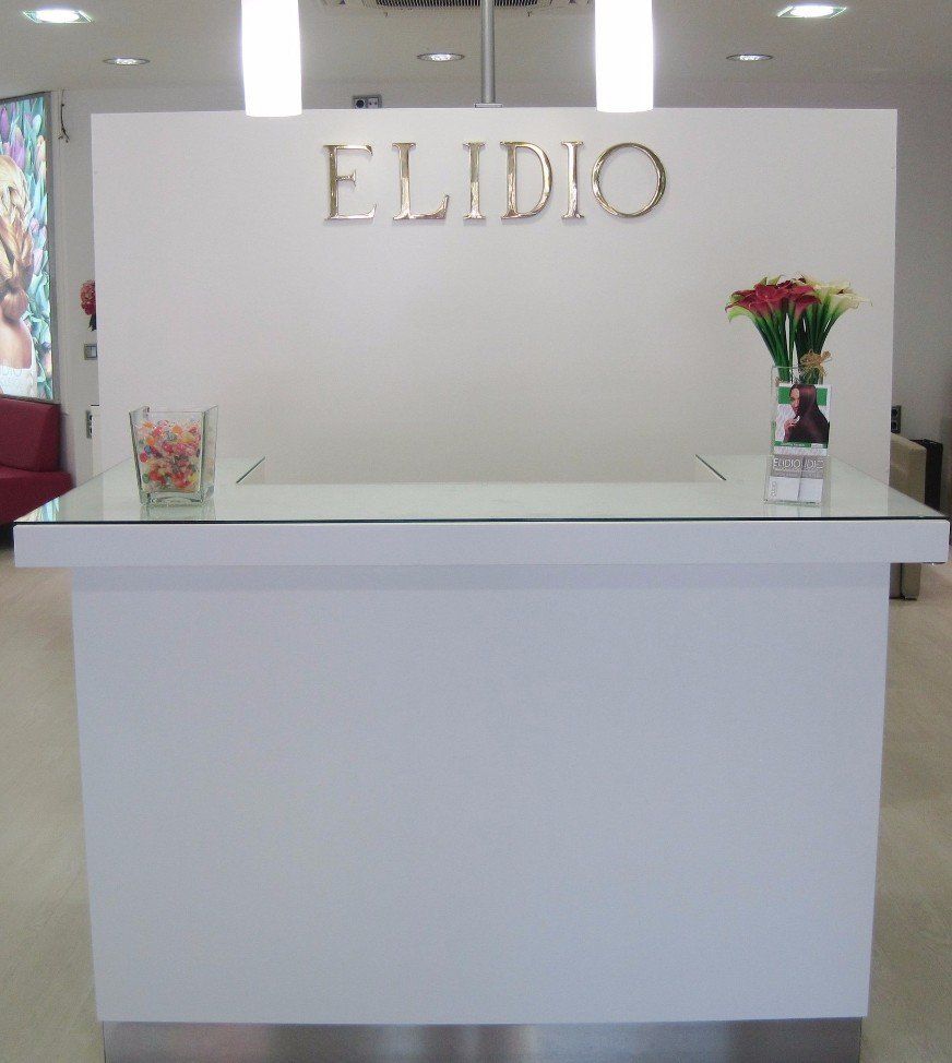 Un mostrador blanco con la palabra elidio escrita en él