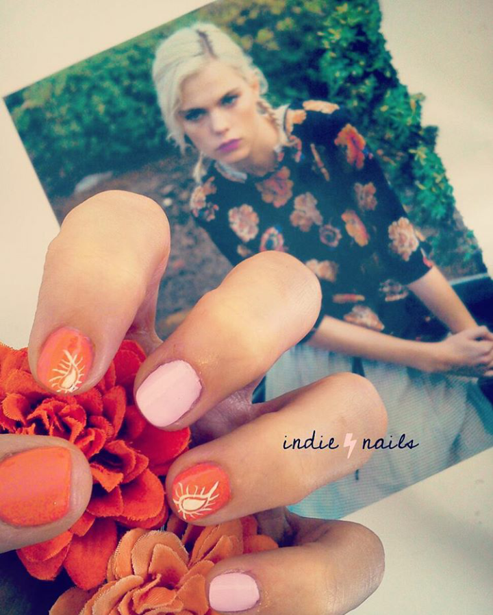 Un primer plano de las uñas de una mujer con la palabra 