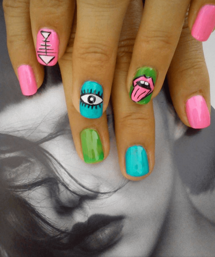 Un primer plano de las uñas de una mujer con una lengua fuera.