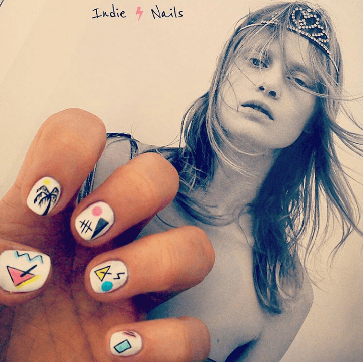 La mano de una mujer sostiene una revista con la frase 