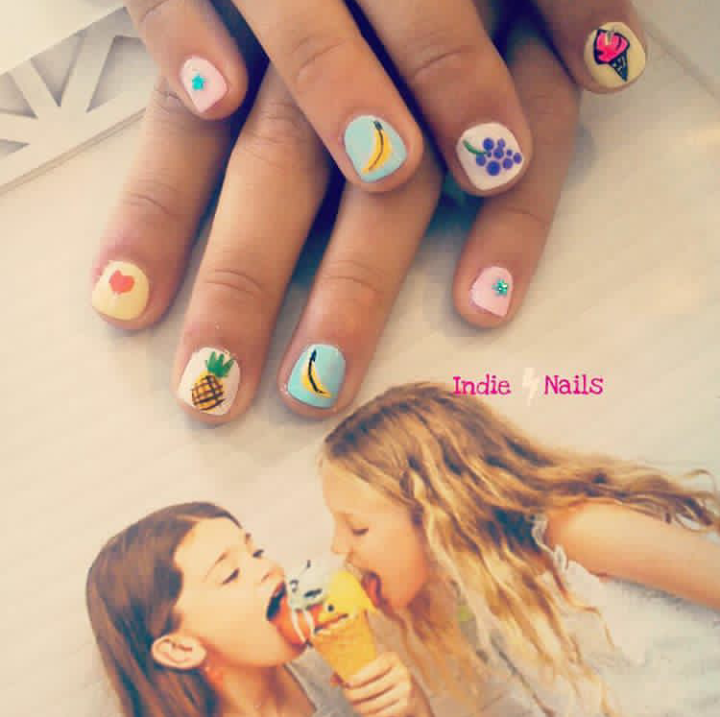 Un primer plano de las uñas de una persona con la palabra 