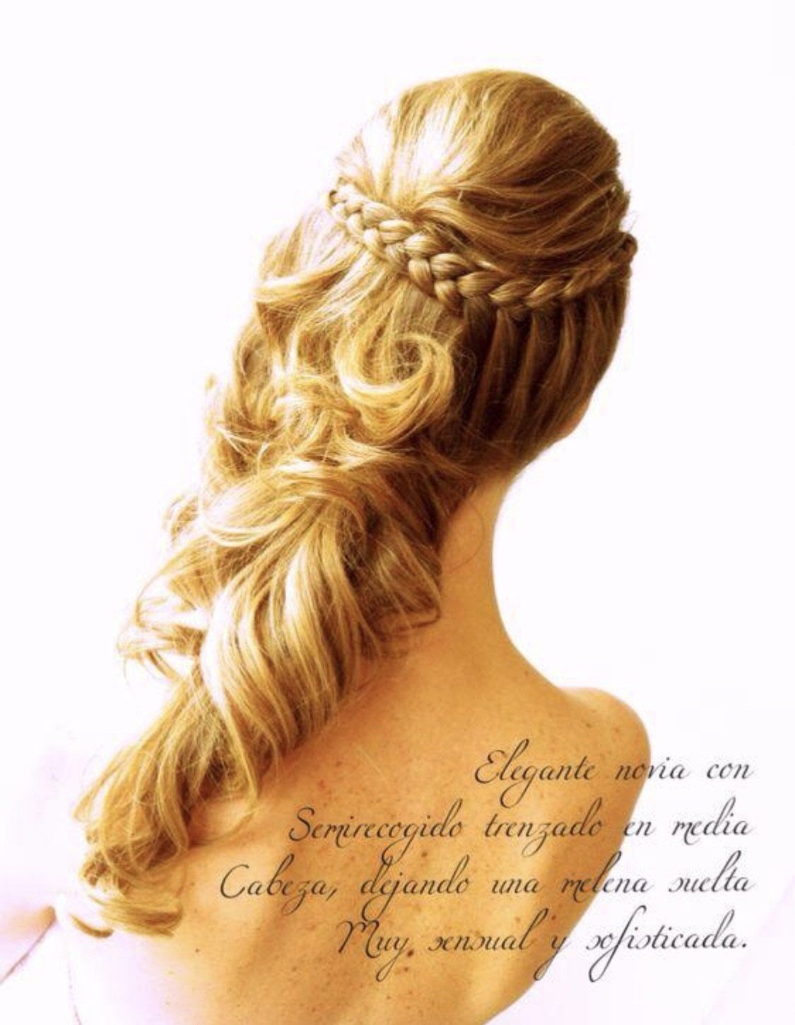 Una mujer con una cola de caballo trenzada tiene un tatuaje en la espalda.