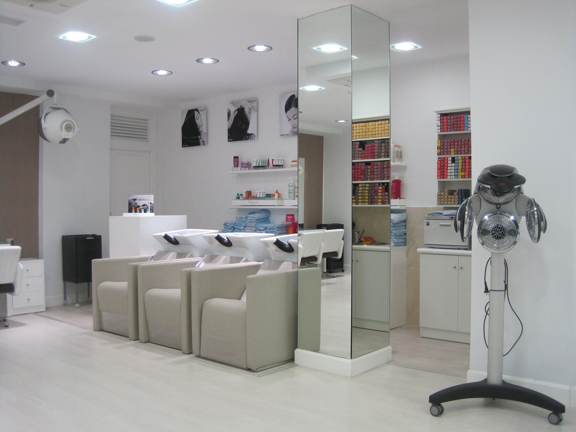 Una peluquería con un secador en el medio de la habitación.
