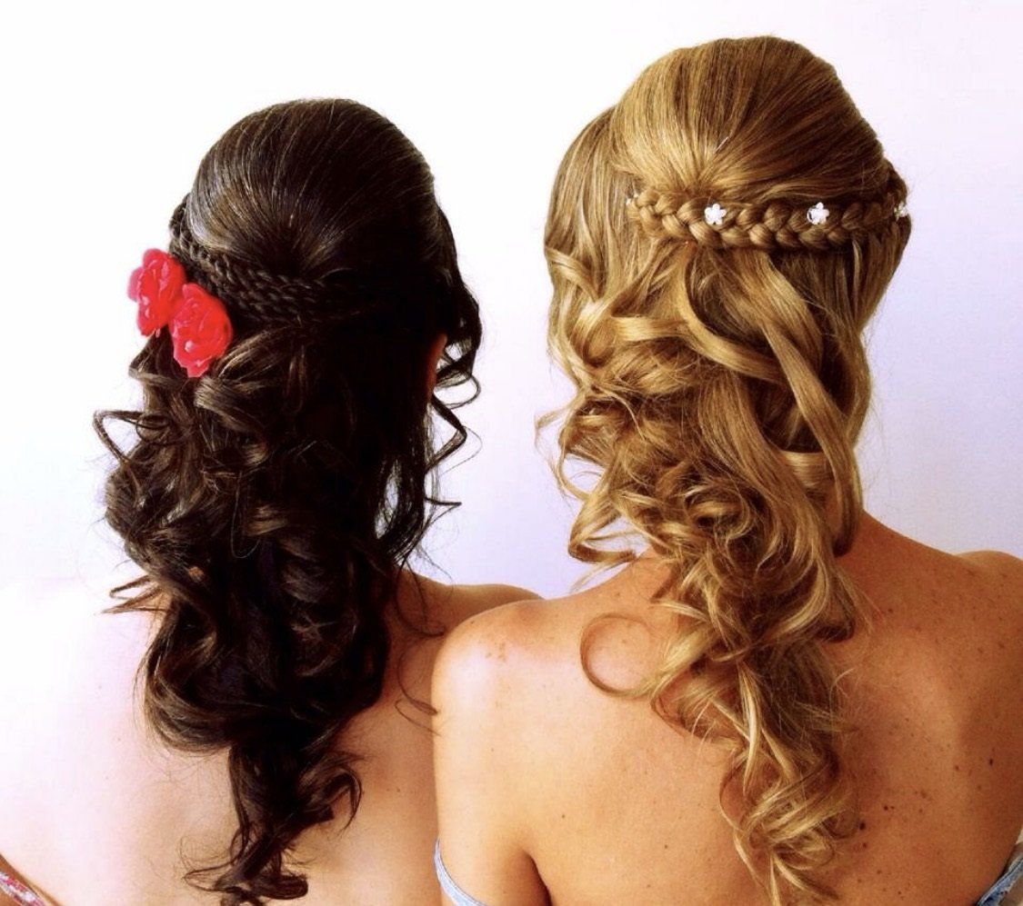 Dos mujeres con diferentes peinados están paradas una al lado de la otra.