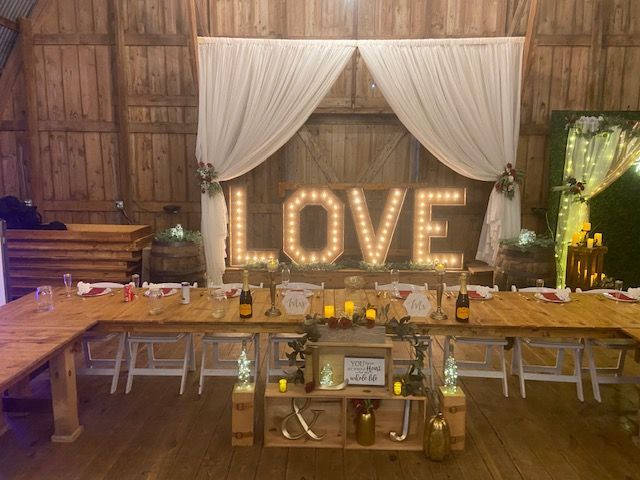 Poplar Creek Barn Oshkosh, Wisconsin Love sign and head table