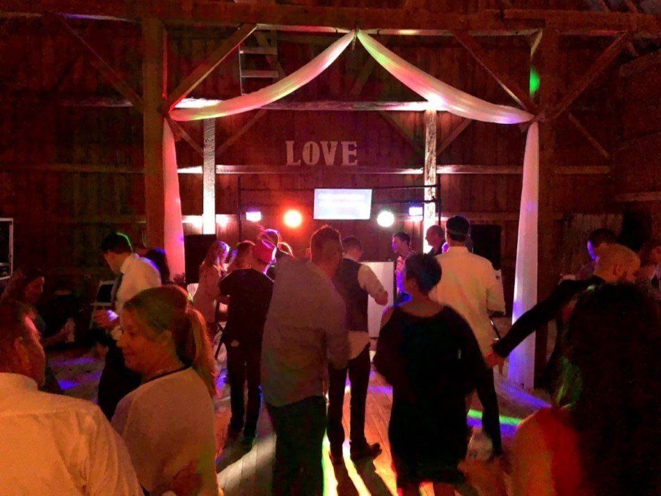packed-dance-floor-barn-style-wedding-sound-sensations-entertainment