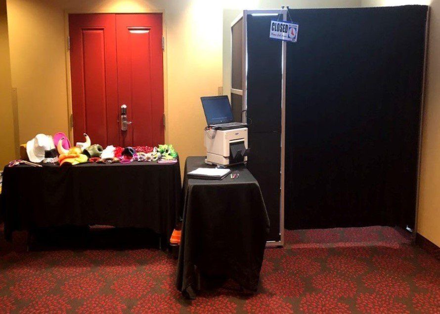 enclosed-style-photo-booth-sound-sensations-entertainment-holiday-inn-tower-place-waukesha