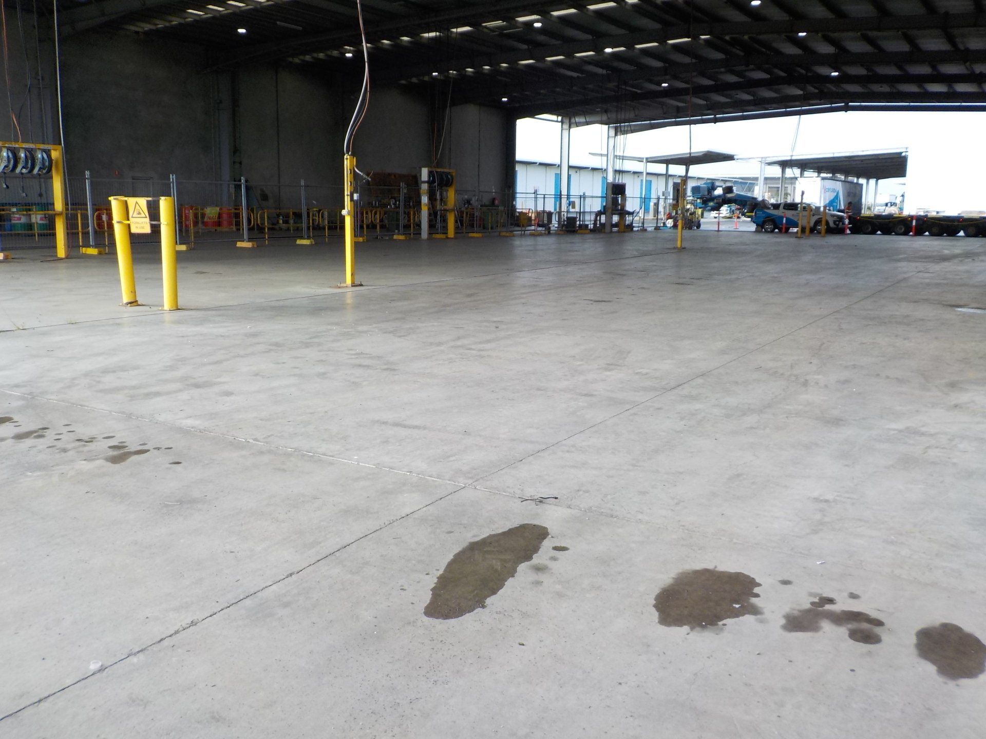 extra large business garage with flake flooring