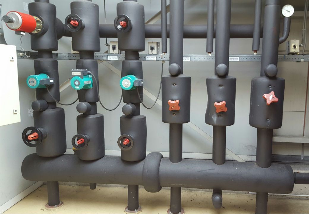 Een aantal pijpen liggen in een kamer op een rij