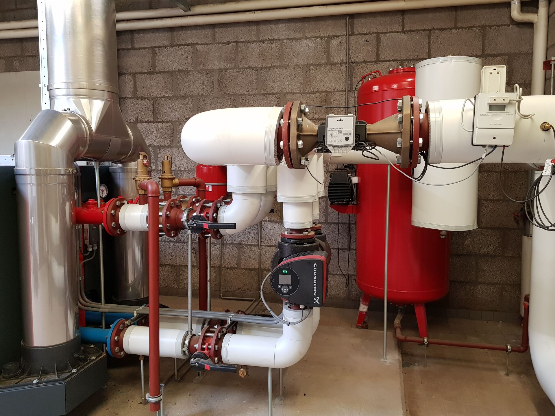 Een kamer vol met veel pijpen en kleppen