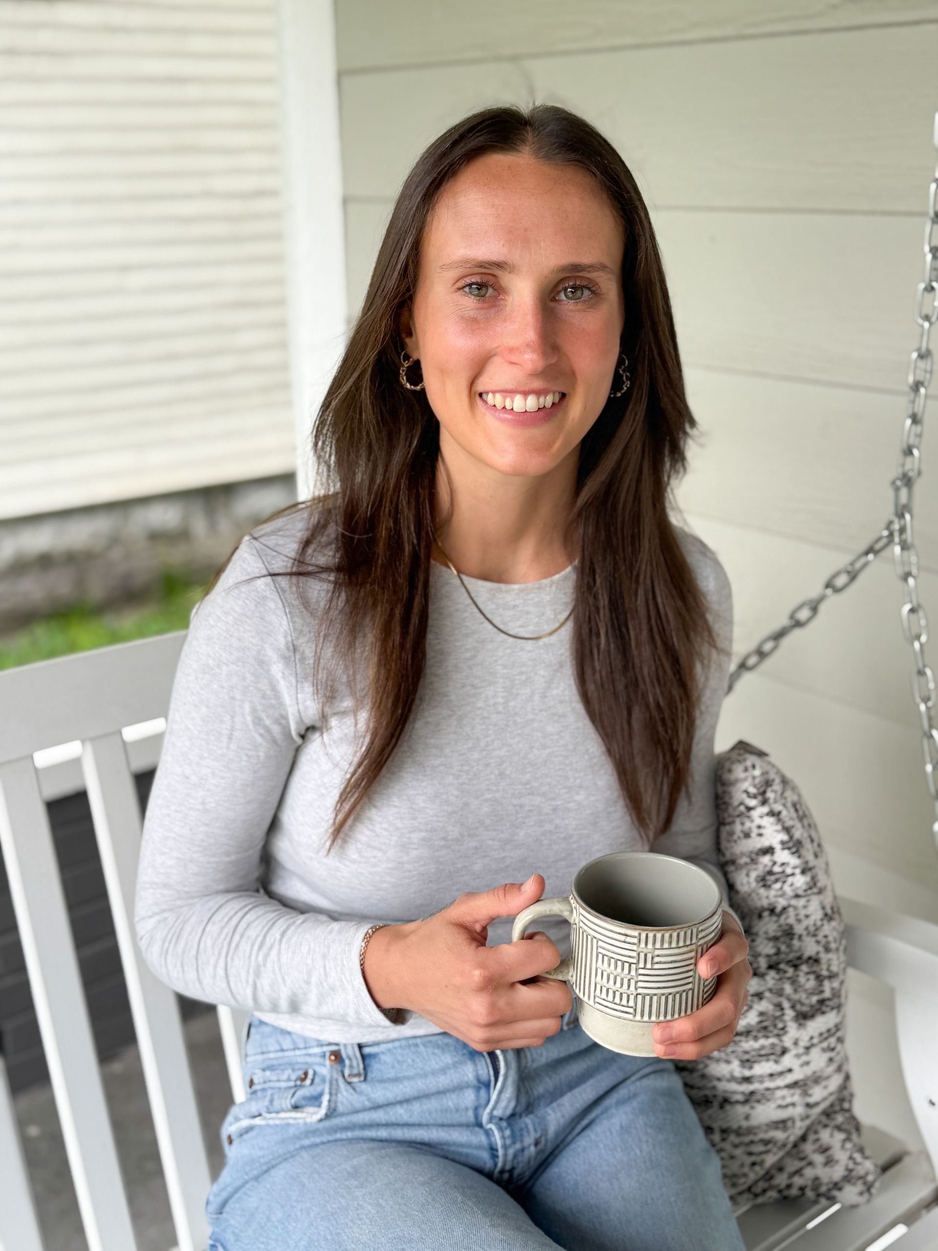 Dietetic counselor Jourdan fills a cup with ice in a client's kitchen