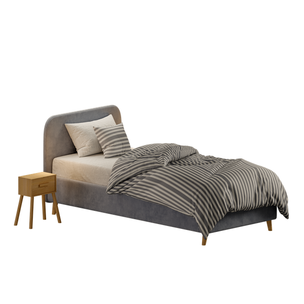 Letto imbottito grigio con piumone a righe, cuscini e comodino in legno.
