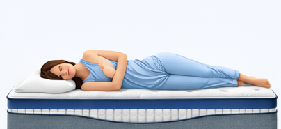 Donna che dorme su un materasso, sdraiata su un fianco, con abiti blu.