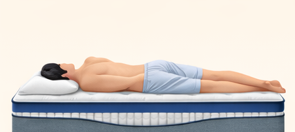 Un uomo è sdraiato su un materasso in posizione prona. Indossa pantaloncini corti ed è a torso nudo.