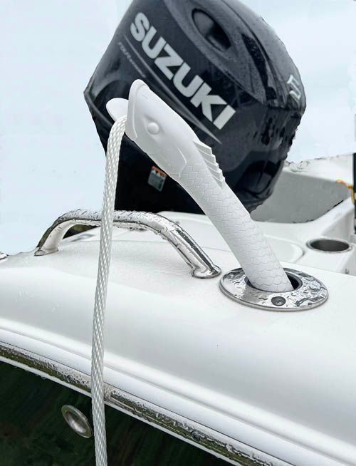 a suzuki outboard motor is attached to the side of a boat
