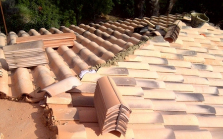 sustitución de tejas rotas y movidas por tejas nuevas en tejado de san sebastian de los reyes, madrid
