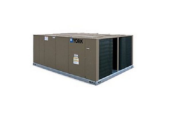 Unité de chauffage, de ventilation et de climatisation sur le toit de York, beige avec des évents foncés, sur un toit, utilisée pour la climatisation.