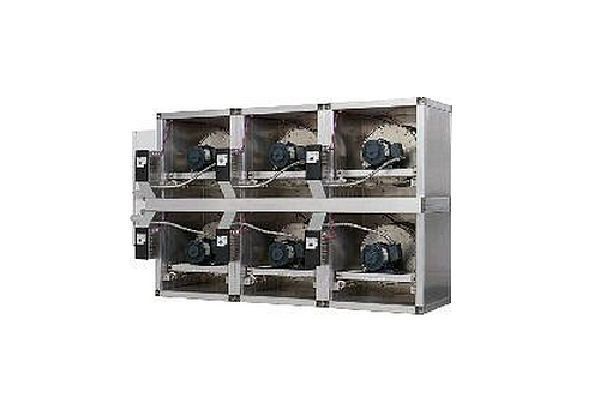 Six ventilateurs industriels dans des boîtiers métalliques, empilés sur deux rangées de trois.