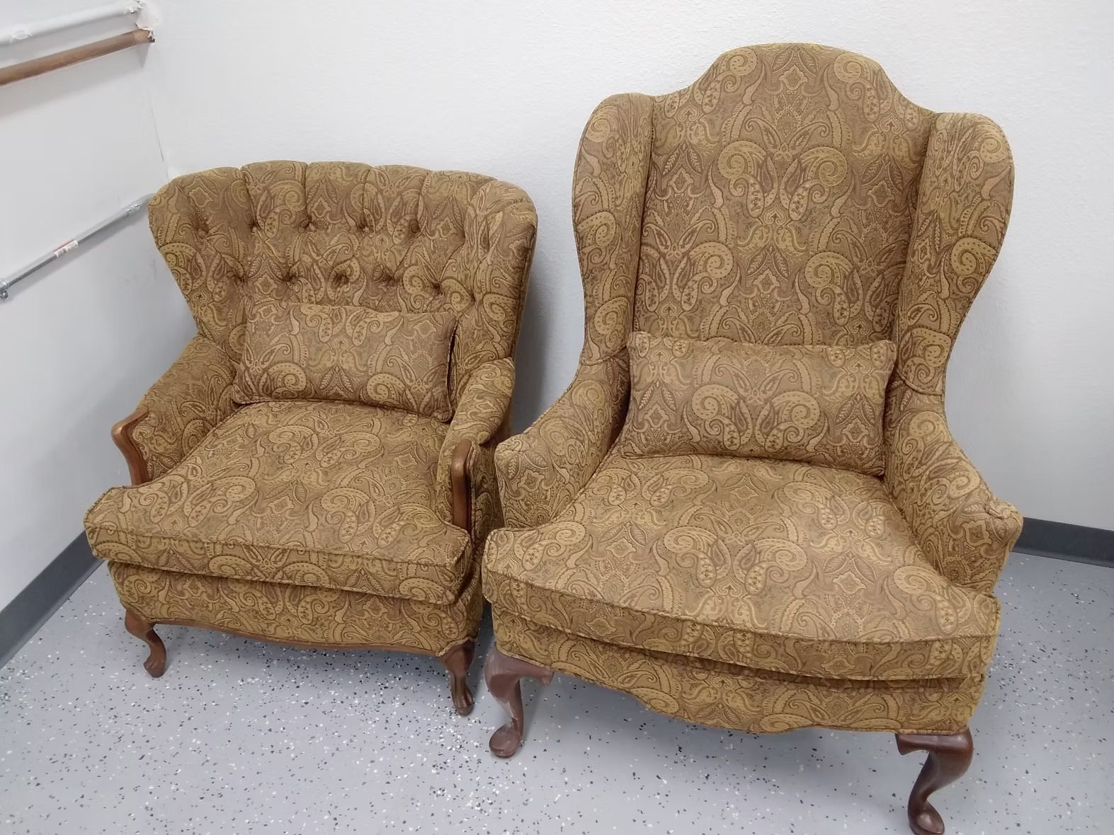 Two chairs are sitting next to each other in a room.