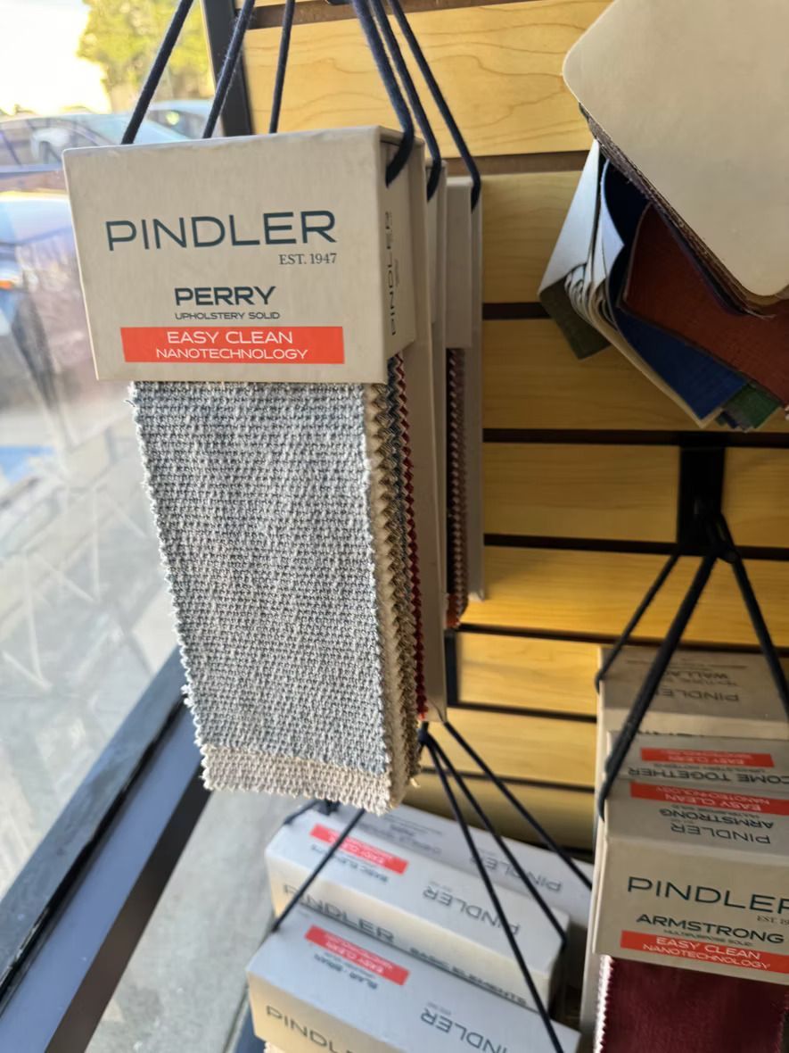 A white box with the word pindler on it