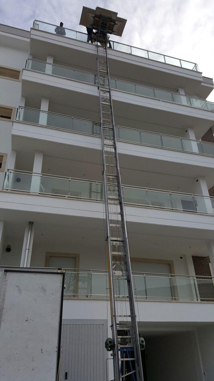 trasloco eseguito con scala aerea