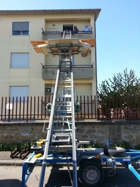 trasloco eseguito con scala aerea