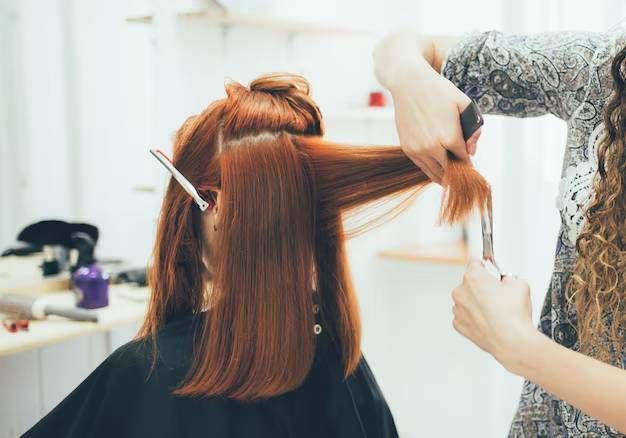 Una mujer se está cortando el pelo en una peluquería.