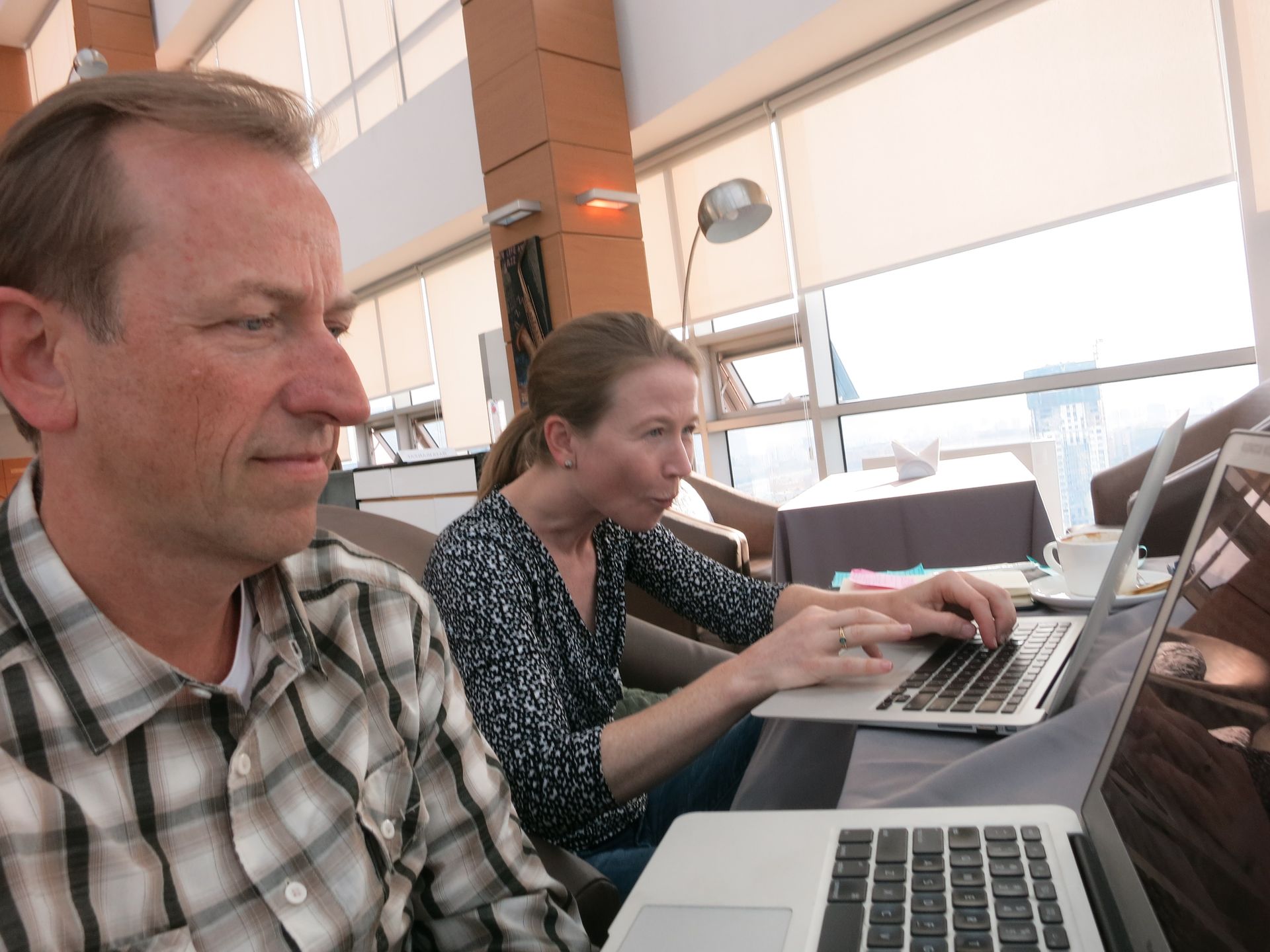 Jerry Michalski and April Rinne are using laptops in a room