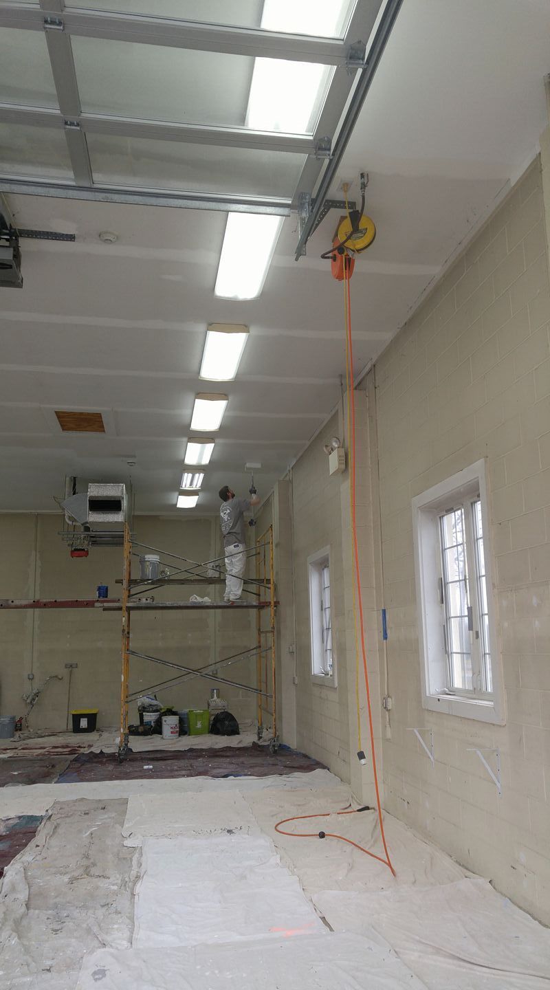 Interior of a construction site: walls, ceiling, windows, and scaffolding.
