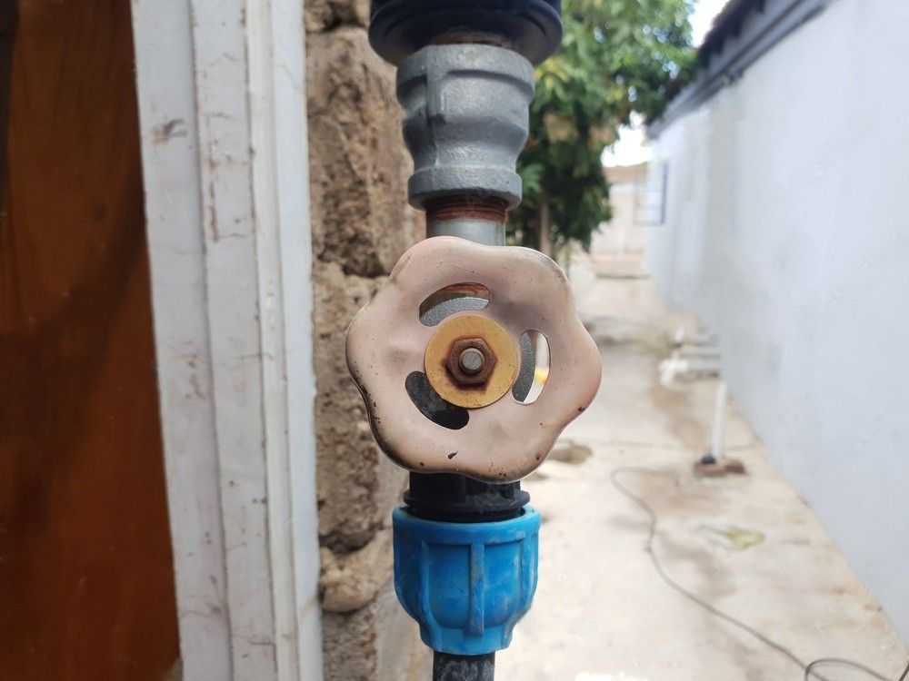A close up of a faucet with a knob on it.