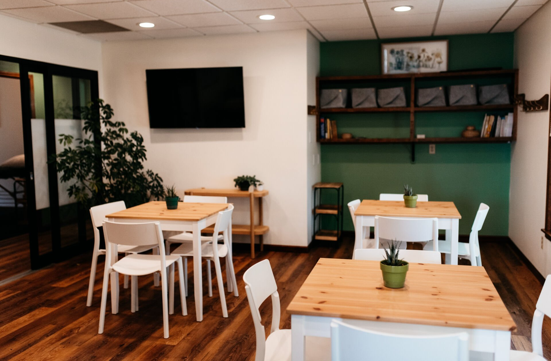 Professional photograph of a relaxing room with tables and chairs.