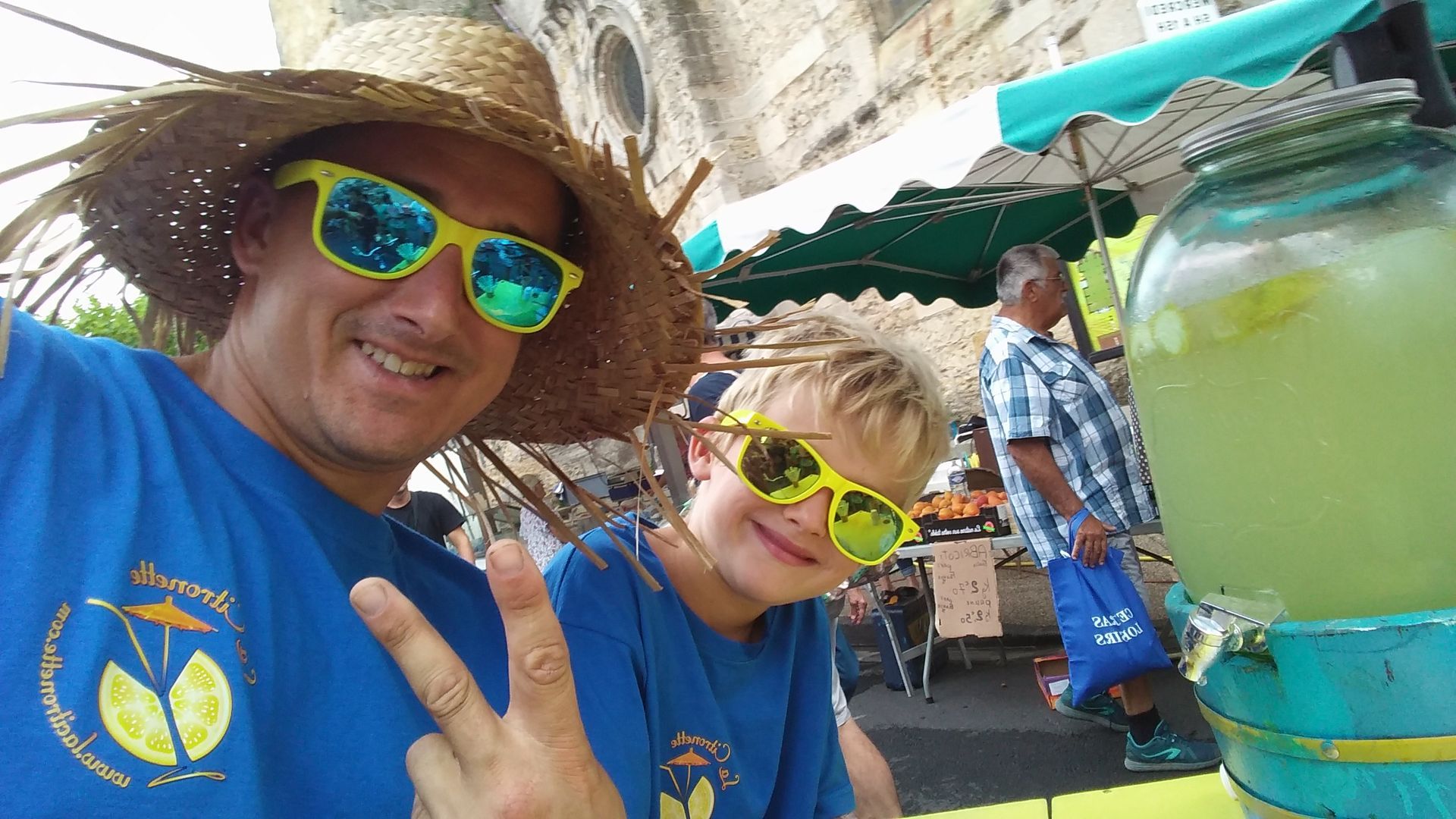 Un homme et un garçon portant des lunettes de soleil se tiennent l'un à côté de l'autre.
