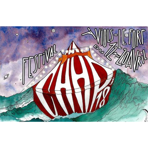 Une tente de cirque rouge et blanche flotte dans l'océan.