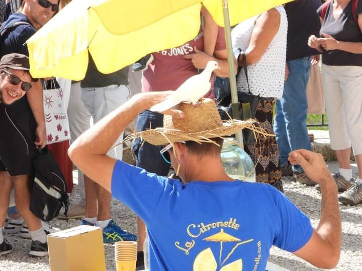 Un homme portant une chemise bleue sur laquelle est écrit la citronnelle