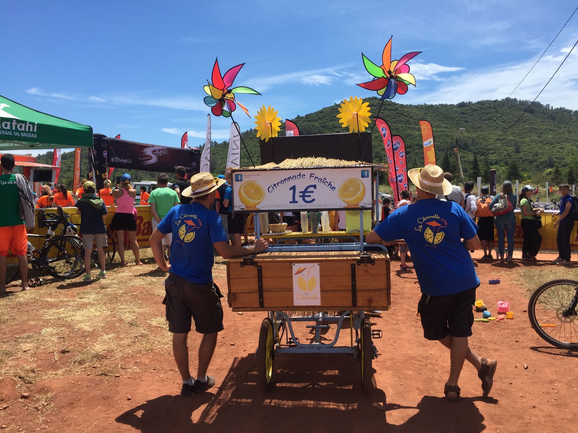 Deux hommes poussent un chariot avec un panneau indiquant 1 euro