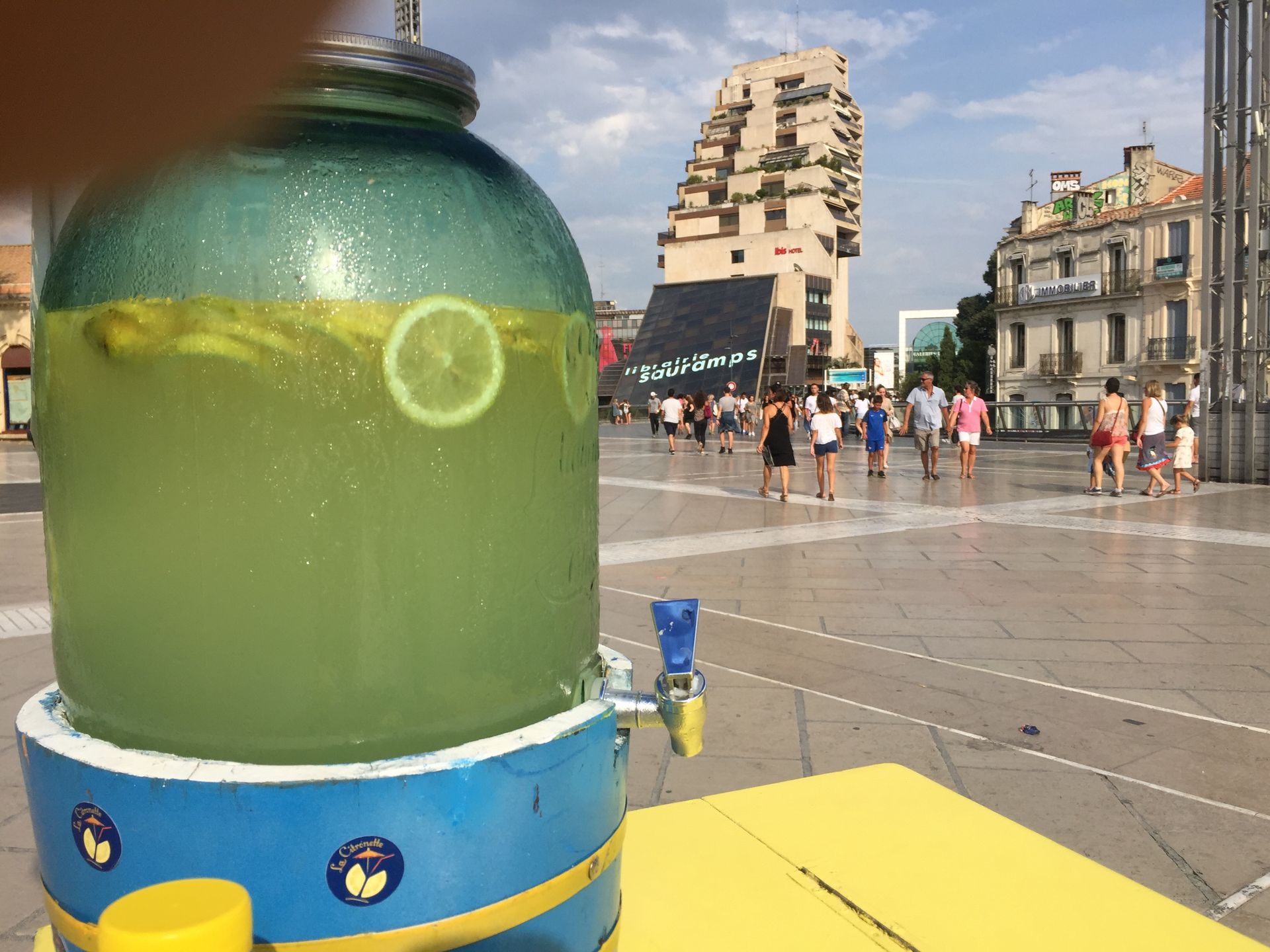 Un pot de limonade avec une tranche de citron dessus