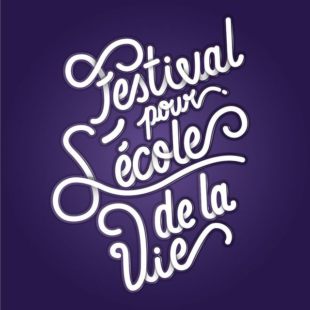 Un fond violet avec des lettres blanches indiquant festival pour école de la vie.